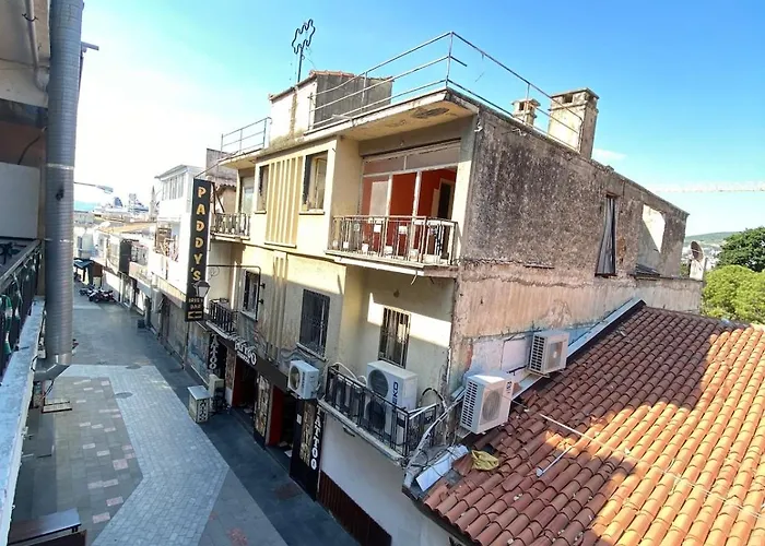 Authentic Detached House In Center Apartman