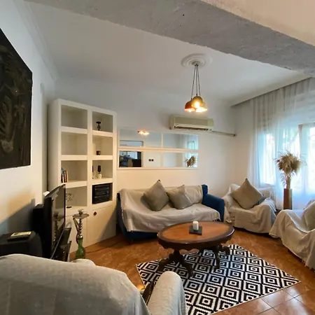 Authentic Detached House In Center Daire